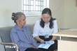 Cán bộ tận tình hướng dẫn người dân giải quyết các thủ tục hành chính. (Ảnh: TTXVN)