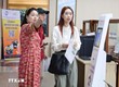 Hướng dẫn người dân đến làm thủ tục hành chính tại phường Bạch Mai, số 33 phố Đại Cồ Việt. (Ảnh: TTXVN)
