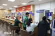 Người dân đến làm thủ tục hành chính tại trụ sở Ủy ban Nhân dân phường Ngọc Hà, số 25 phố Liễu Giai, Hà Nội. (Ảnh: TTXVN)