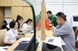 Người dân đến làm thủ tục hành chính tại trụ sở Ủy ban Nhân dân phường Ngọc Hà, số 25 phố Liễu Giai, Hà Nội. (Ảnh: TTXVN)