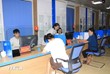 Người dân đến làm thủ tục hành chính tại phường Yên Bái, tỉnh Lào Cai. (Ảnh: TTXVN)
