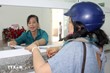 Công chức Trung tâm hành chính công phường Phú Thủy (tỉnh Lâm Đồng) tận tình hướng dẫn người dân hoàn thiện hồ sơ giấy tờ. (Ảnh: TTXVN)