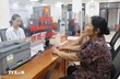 Người dân đến thực hiện các thủ tục hành chính tại Trung tâm phục vụ hành chính công phường Tây Hoa Lư, tỉnh Ninh Bình. (Ảnh: TTXVN)