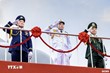 Chuẩn Đô đốc Nguyễn Văn Bách, Phó Tư lệnh, Tham mưu trưởng Hải quân cùng Thủ trưởng Bộ đội Biên phòng và Cảnh sát biển duyệt đội hình tàu diễu binh trên biển. (Nguồn: Quân chủng Hải quân/TTXVN)