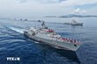 Tàu chỉ huy 015 đang duyệt đội hình diễu binh trên biển. (Nguồn: Quân chủng Hải quân/TTXVN)