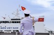Thủy thủ trên tàu chỉ huy chào đáp lễ tàu tham gia diễu binh trên biển. (Nguồn: Quân chủng Hải quân/TTXVN)