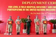 Thượng tướng Hoàng Xuân Chiến, Thứ trưởng Bộ Quốc phòng, Tổ trưởng Tổ công tác liên ngành, Trưởng Ban Chỉ đạo Bộ Quốc phòng về tham gia hoạt động gìn giữ hòa bình Liên hợp quốc, trao Quyết định xuất quân, tặng Quốc kỳ cho Bệnh viện dã chiến cấp 2 số 7 và Đội Công binh số 4. (Ảnh: TTXVN)