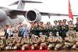 Các lãnh đạo Quân ủy Trung ương, Bộ Quốc phòng tiễn các chiến sỹ lực lượng gìn giữ hòa bình Liên hợp quốc của Việt Nam. (Ảnh: TTXVN)
