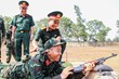 Đại tá Nguyễn Ngọc Kiên, Phó tham mưu trưởng Quân khu 7 động viên chiến sĩ mới khi kiểm tra bắn bài 1 súng tiểu liên AK.