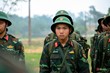 Chiến sĩ mới tập trung lắng nghe quán triệt.