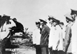 Chủ tịch Hồ Chí Minh thăm một đơn vị hải quân (1965). (Ảnh: TTXVN)