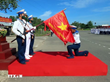 Chiến sỹ mới thực hiện nghi thức hôn lên lá Quân kỳ trong buổi lễ Tuyên thệ trước khi lên đường nhận nhiệm vụ tại các đơn vị thuộc Vùng 2 Hải quân. (Ảnh: Đoàn Mạnh Dương/TTXVN)