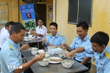 Bộ đội trên Đảo Phan Vinh, Trường Sa thưởng thức phở Hà Nội trong chương trình của Dự án “Trường Sa - Việt Nam có một nơi thiêng liêng và đẹp như thế” do Thông tấn xã Việt Nam và Quân chủng Hải quân phối hợp thực hiện (6/2017). (Ảnh: Hồng Kỳ/TTXVN)