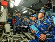 Thượng tá Huỳnh Ngọc Thanh, giảng viên Khoa Cơ điện, hướng dẫn các học viên vận hành thiết bị ngành cơ điện trên tàu.