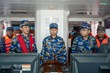 Đại tá Lại Hồng Đông kiểm tra nội dung huấn luyện đối với học viên chuyên ngành hàng hải trên buồng hành trình của Tàu buồm 286 - Lê Quý Đôn.
