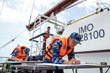 Các học viên phối hợp tác nghiệp theo dõi vết đi của tàu trên hải đồ.