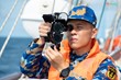 Học viên sử dụng Sextant hàng hải đo độ cao của mặt trời để xác định vị trí tàu bằng phương pháp thiên văn.