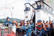 Các học viên thực hành kéo dây buồm cùng sĩ quan, thủy thủ tàu.
