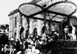 Ngày 19/8/1945, sau cuộc mít tinh tại Quảng trường Nhà hát Lớn, quần chúng nhân dân Thủ đô đã đánh chiếm Bắc Bộ phủ, cơ quan đầu não của chính quyền tay sai Pháp ở Bắc Bộ. Cách mạng tháng Tám là một bài học lịch sử, mở ra một thời đại mới ở Việt Nam, thời đại nhân dân Việt Nam làm chủ đất nước, làm chủ vận mệnh của chính mình. (Ảnh: TTXVN)