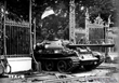 11h30 phút ngày 30/4/1975, xe tăng quân Giải phóng băng qua cánh cổng sắt, đánh chiếm Phủ Tổng thống ngụy Sài Gòn, sào huyệt cuối cùng của quân địch, kết thúc oanh liệt cuộc trường chinh 30 năm chống ngoại xâm của dân tộc. Quân và dân ta đã thực hiện trọn vẹn tâm nguyện của Chủ tịch Hồ Chí Minh “Đánh cho Mỹ cút, đánh cho Ngụy nhào”, giải phóng hoàn toàn miền Nam, thống nhất đất nước. (Ảnh: Mai Hưởng-TTXVN)