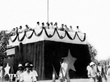 Sáng 2/9/1945, tại Quảng trường Ba Đình lịch sử, Chủ tịch Hồ Chí Minh đọc Tuyên ngôn Độc lập, khai sinh nước Việt Nam Dân chủ Cộng hòa, khẳng định trước quốc dân đồng bào và toàn thế giới: “Nước Việt Nam có quyền hưởng tự do và độc lập, và sự thực đã thành một nước tự do và độc lập. Toàn thể dân Việt Nam quyết đem tất cả tinh thần và lực lượng, tính mệnh và của cải để giữ vững quyền tự do và độc lập ấy”. (Ảnh: Tư liệu TTXVN)