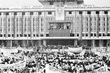 Nhân dân thành phố Sài Gòn mít tinh chào mừng Ủy ban Quân quản thành phố ra mắt 7/5/1975. (Ảnh: Lâm Hồng Long/TTXVN)