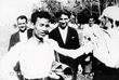 Nguyễn Ái Quốc với người dân Moskva (Liên Xô) trong thời gian tham dự Đại hội lần thứ V Quốc tế cộng sản (17/6 - 8/7/1924). (Ảnh: Tư liệu/TTXVN phát)