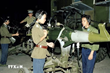 Chiến sỹ Đoàn tên lửa Cờ đỏ bảo quản đạn tên lửa (2005). (Ảnh: Tiến Ất/TTXVN)