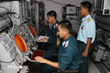 Những chiến sỹ điều khiển tên lửa góp phần quyết định cho thành công của tên lửa khi rời bệ phóng tấn công mục tiêu. (Ảnh: Dương Giang/TTXVN)
