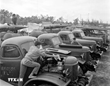 Chiến sỹ đại đội 2, tiểu đoàn tên lửa 66, đoàn Sóc Sơn lau chùi xe, thực hiện tốt chế độ bảo quản xe có đạn, đúng tiêu chuẩn kỹ thuật (1974). (Ảnh: Ngọc Đản/TTXVN)