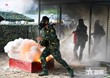 Tổ 1 gồm 4 thành viên, sử dụng trang bị phòng cháy, chữa cháy, vừa chữa cháy, vừa vượt qua các khu vực cháy mô phỏng phòng kín, nhà kho để tới vị trí giải tỏa hàng hóa.