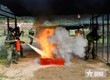 Tổ 1 gồm 4 thành viên, sử dụng trang bị phòng cháy, chữa cháy, vừa chữa cháy, vừa vượt qua các khu vực cháy mô phỏng phòng kín, nhà kho để tới vị trí giải tỏa hàng hóa.