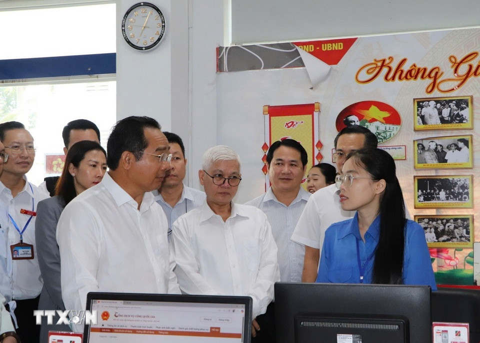 Cả nước trong ngày đầu vận hành chính quyền địa phương hai cấp