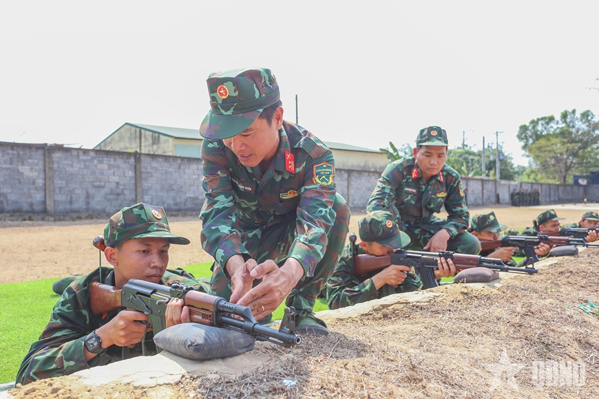 Chiến sĩ mới lần đầu tiên bắn đạn thật