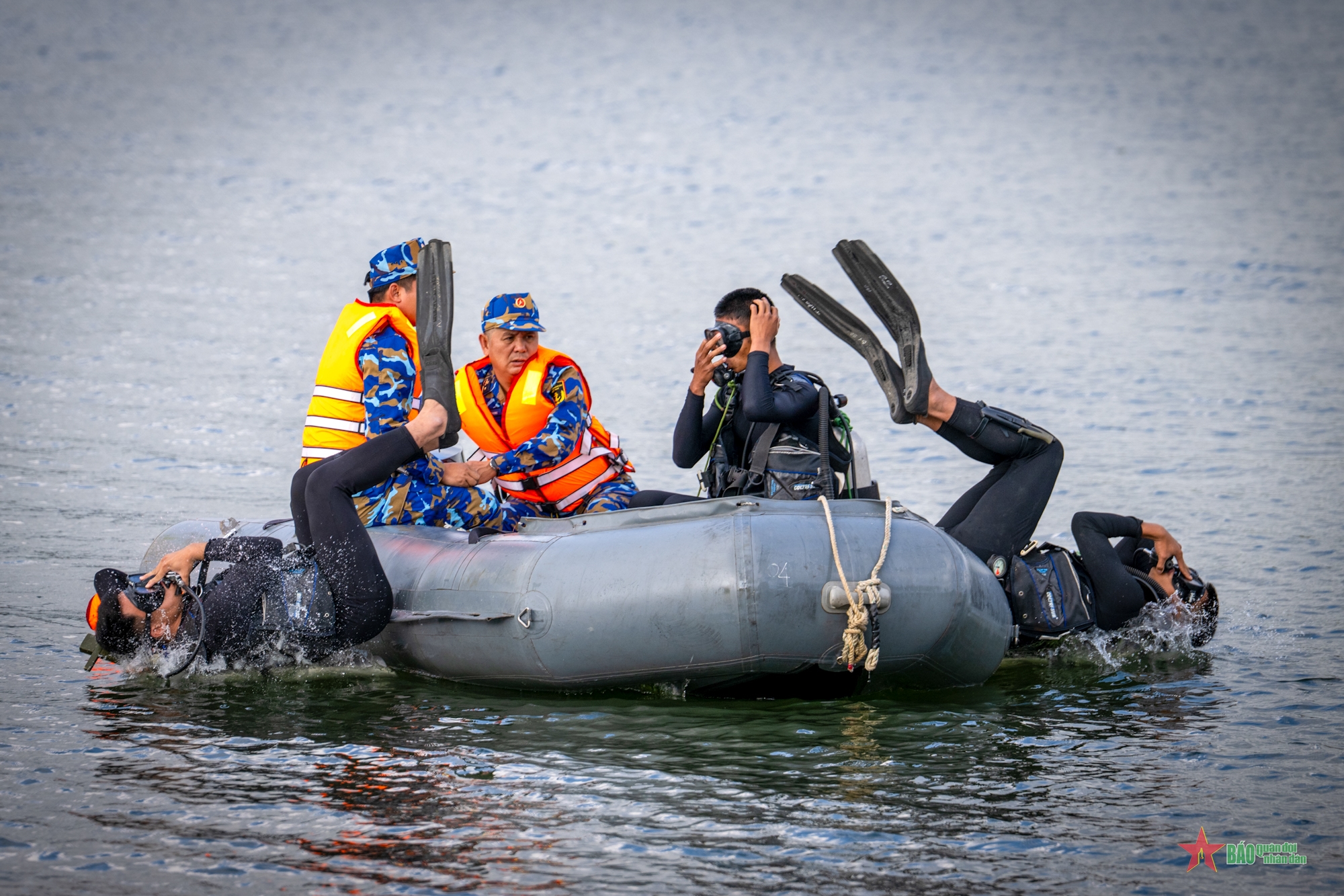 Thao trường trên biển xanh