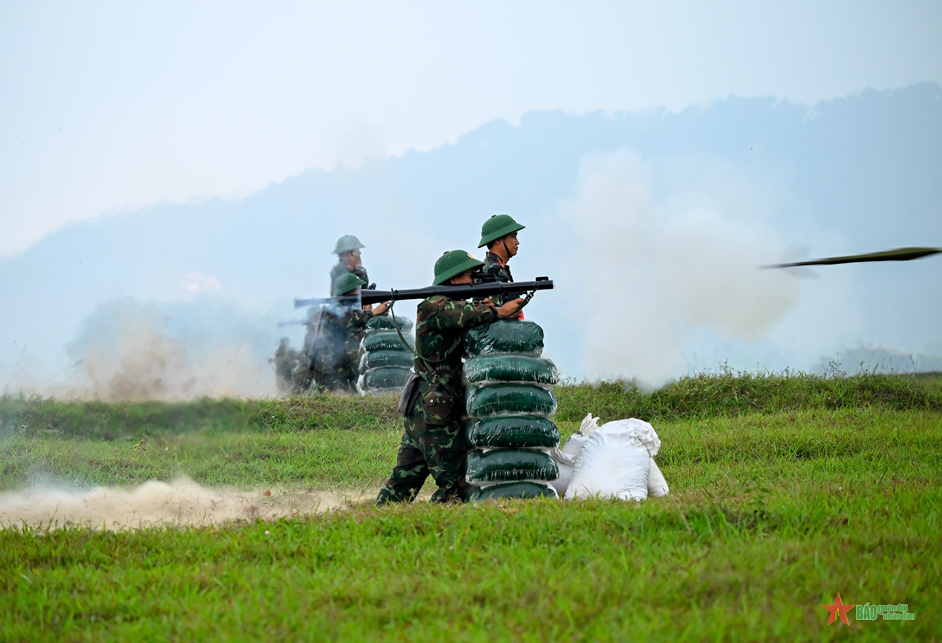 Chiến sĩ Trung đoàn 141 (Sư đoàn 312) bình tĩnh, tự tin bắn đạn thật